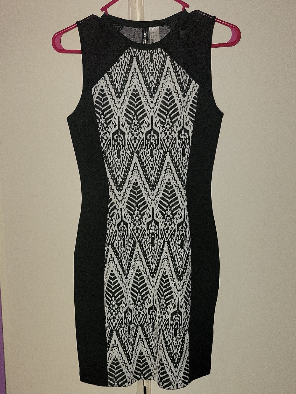 Divided Black and White Sleeveless Patterned Sheath Dress
